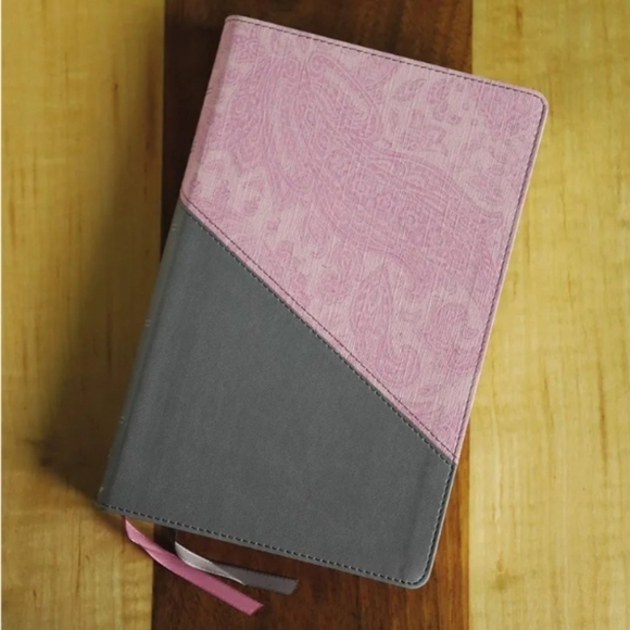 NIV, Personal Size Bible, Large Print, Leathersoft, Pink/Gray, Red Letter, Comfo - Picture 4 of 5
